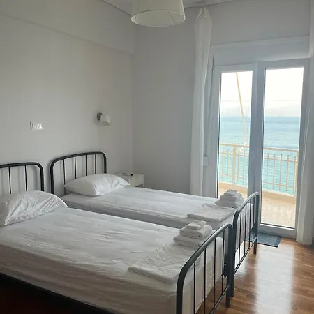 Jenny's Blue - Beachfront Лоутраки