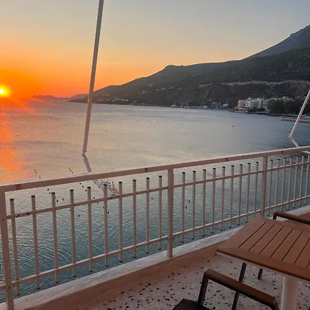 Jenny's Blue - Beachfront Лоутраки